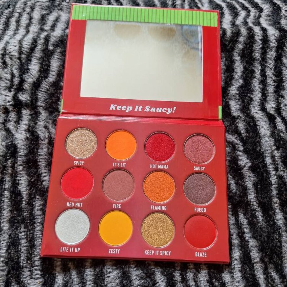 🌶️ Peachy Queen – “Spicy Sriracha” Eyeshadow Palette 🔥